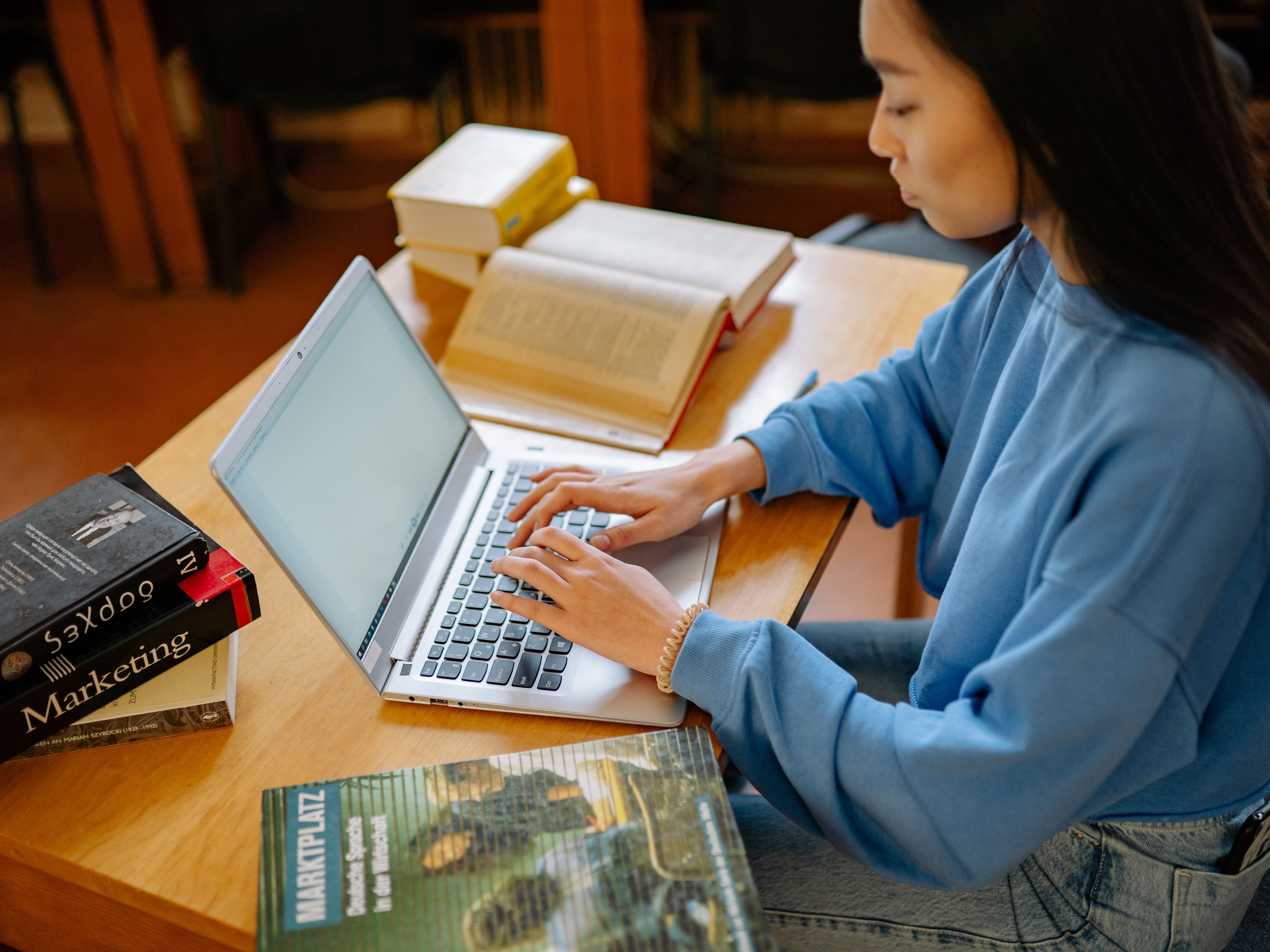 Jurnal Terbaru Selalu Lebih Baik untuk Tugas Kuliah?